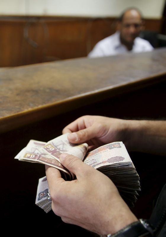 Egypt's pound keeps falling on black market ahead of IMF meeting