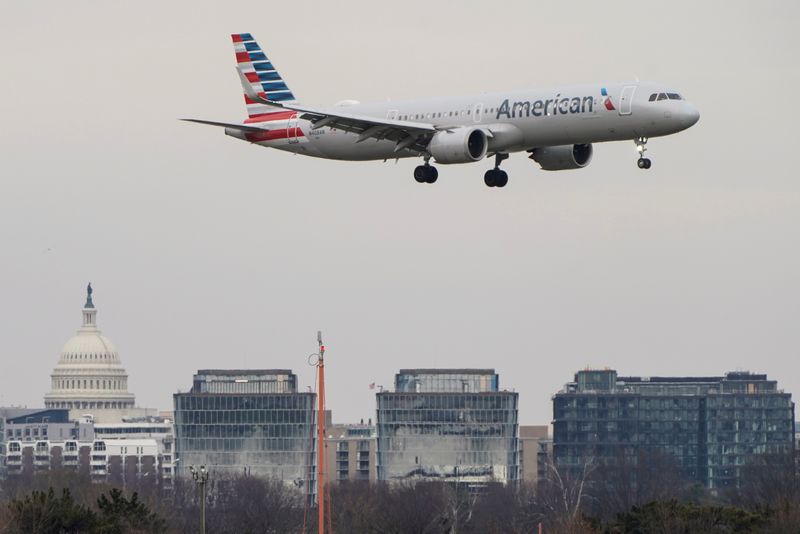 American Airlines forecasts higher fourth-quarter profit on strong demand