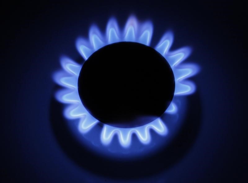 Natural gas holds above $3 despite rare storage build in winter