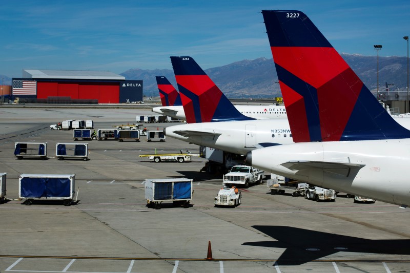 Delta Air Lines beats Q4 estimates but shares fall on 'underwhelming' profit guidance