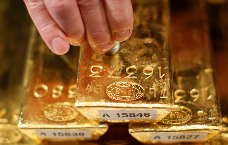 Gold hovers around 8-mth high ahead of data-heavy week