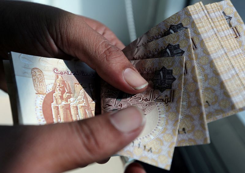 Foreign investors pour $925 million into Egypt since Wednesday