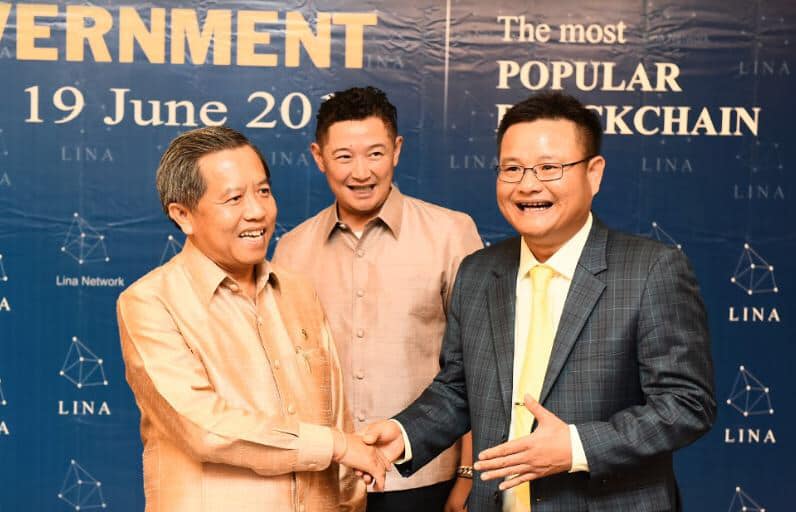 Chủ tịch LINA và Bộ trưởng Bộ KHCN Lào – Ông Boviengkham Vongdara tại sự kiện kí hợp đồng bản MOU trong việc xây dựng ứng dụng Chính Phủ Điện Tử cho nước Lào.