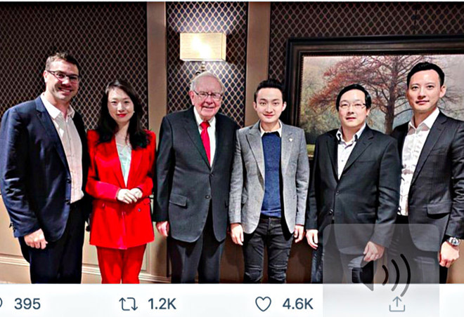 Ông Warren Buffett (giữa) và ông chủ sàn tiền ảo Trung Quốc, Justin Sun Yuchen (bên phải ông Buffett) /// Ảnh: tài khoản Twitter Justin Sun