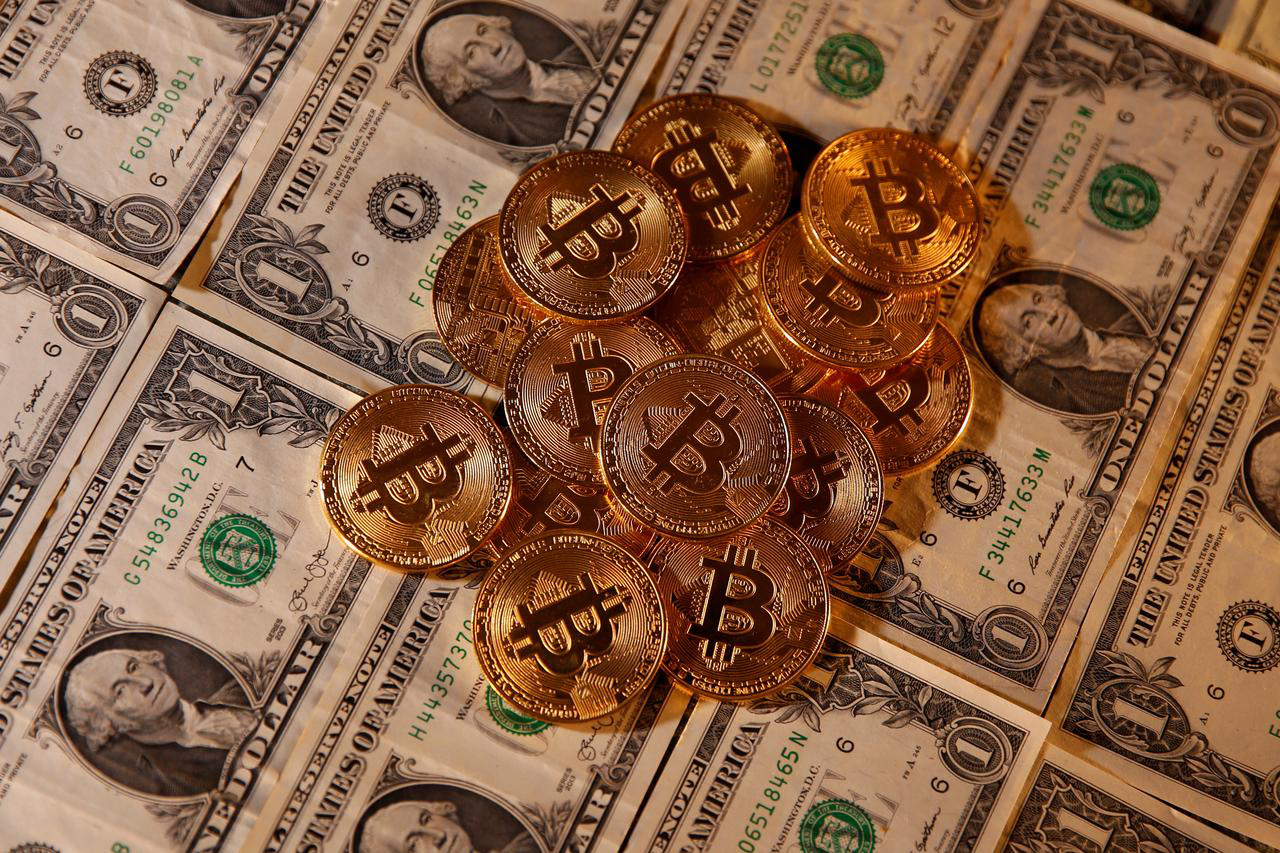 Bitcoin và USD (ảnh: Reuters, 27/1/2020)
