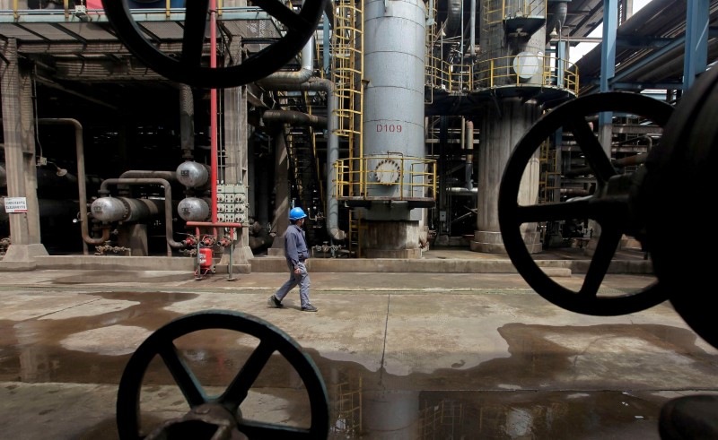 Dầu tăng giá, nhà đầu tư chờ đợi cuộc họp của OPEC+