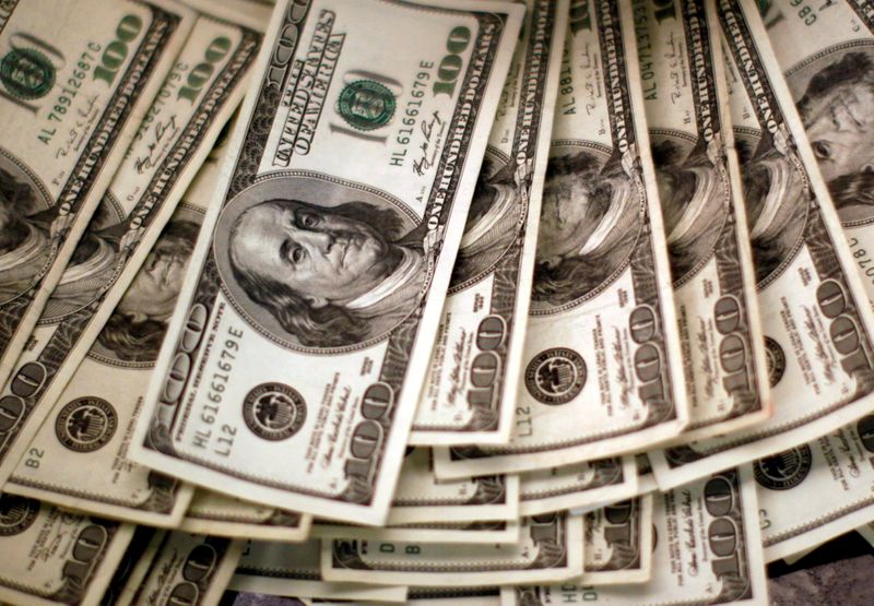 Speculators decrease short dollar bets in latest week -CFTC, Reuters data