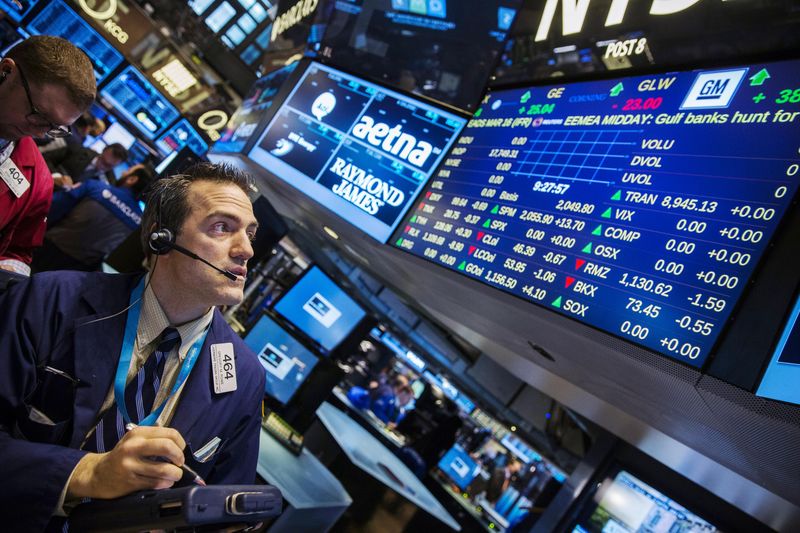 S&P 500 dao động gần mức cao kỷ lục khi biên chế khu vực tư nhân tăng vọt