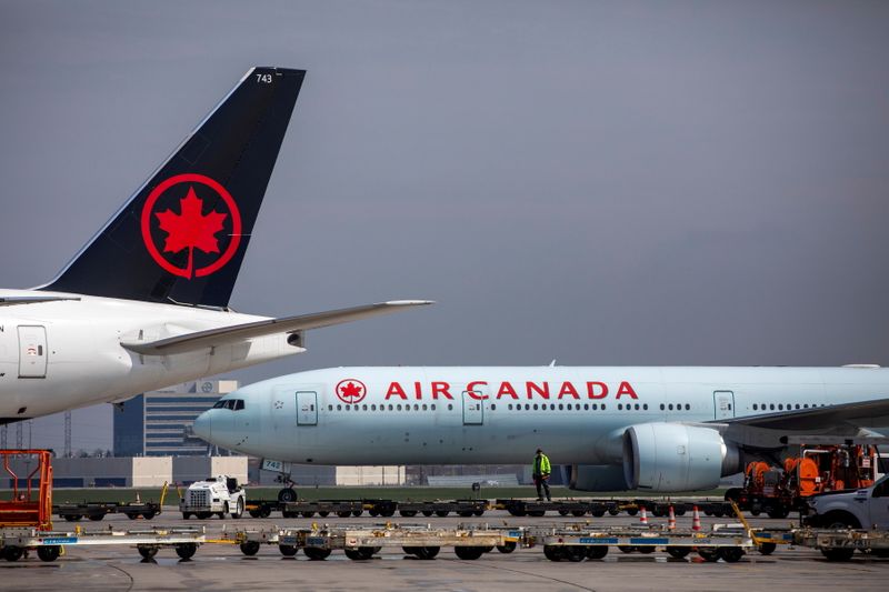 Canada seeks to attract U.S. frequent flyers with perks on Air Canada