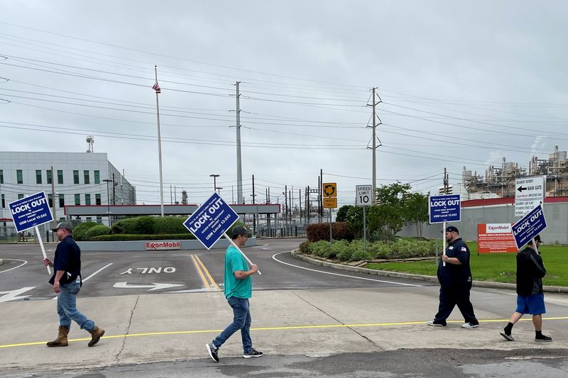 Exxon begins phone campaign to win Texas refinery worker votes for contract - union