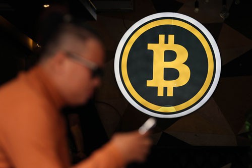 Người dân vẫn vô tư giao dịch, mua bán tiền ảo bitcoin dù chưa có khung pháp lý bảo vệ Ảnh: HOÀNG TRIỀU