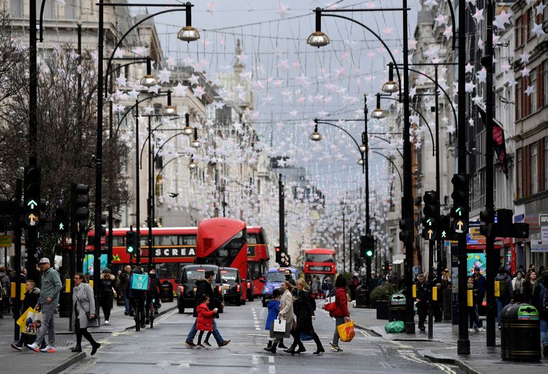 UK shopper numbers down 6% last week as city centres avoided