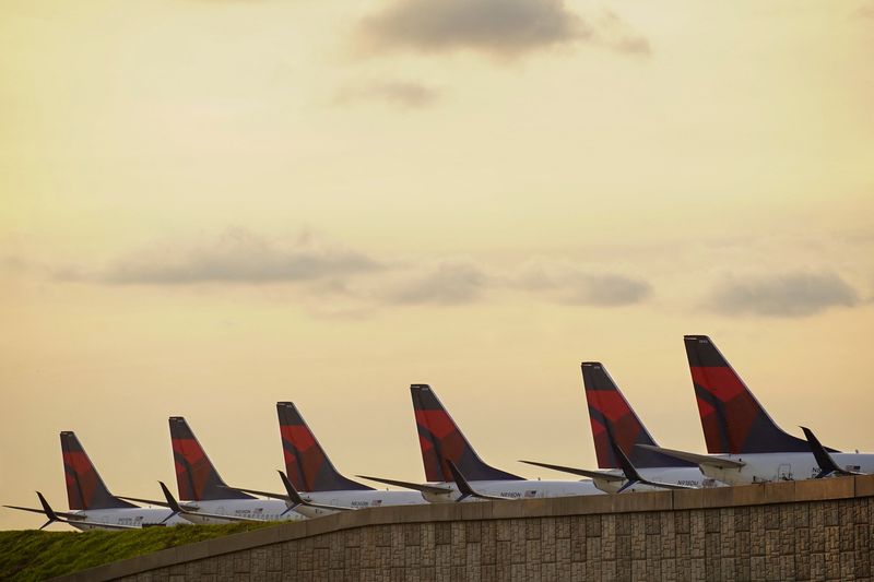 Delta Air warns of loss in current quarter after stronger than expected Q4 profit