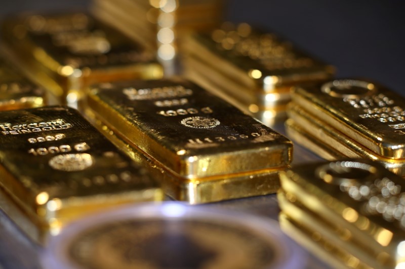 Gold Steady as Investors Weigh Policy Outlook, Omicron Risks