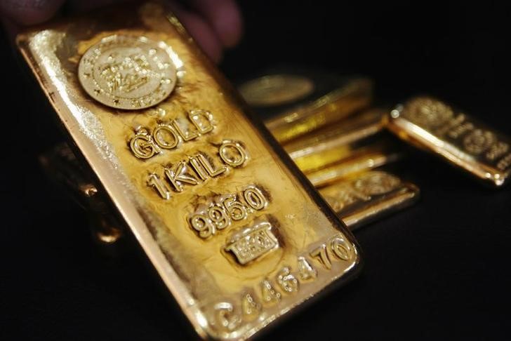 Gold Down, but Heads For Second Consecutive Weekly Gain