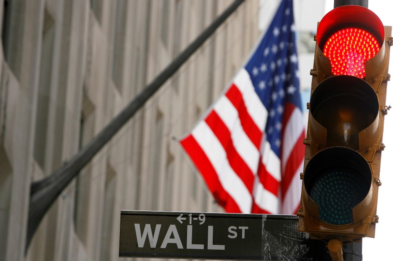 Phố Wall mở cửa thấp hơn khi có dấu hiệu giảm chi tiêu; Dow giảm 250 điểm