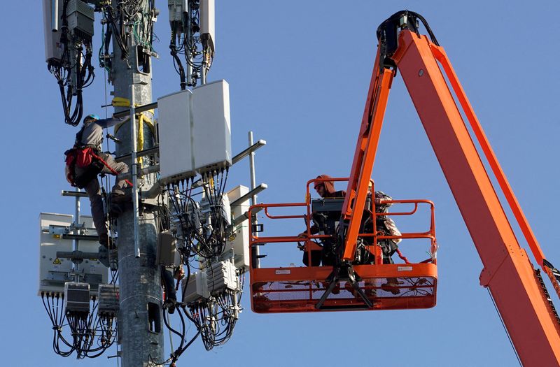 U.S. FAA says Verizon, AT&T can turn on more towers for 5G deployment